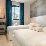 Apartment Seaside Escape With Views, Pool And Parking Rems