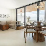 Seaside Escape With Views, Pool And Parking Rems Apartment *