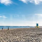 Seaside Escape With Views, Pool And Parking Rems Apartment *