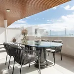 Apartment Seaside Escape With Views, Pool And Parking Rems *