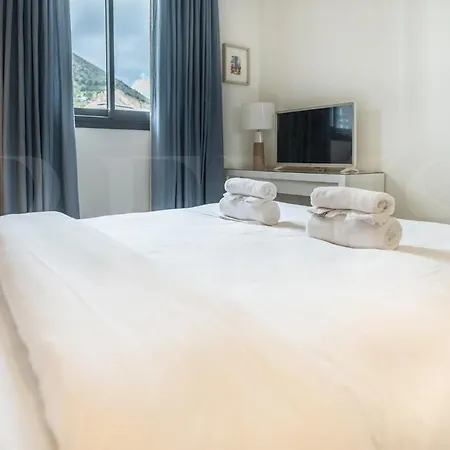 Seaside Escape With Views, Pool And Parking Rems Фуэнхирола