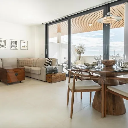 Seaside Escape With Views, Pool And Parking Rems Апартаменты *