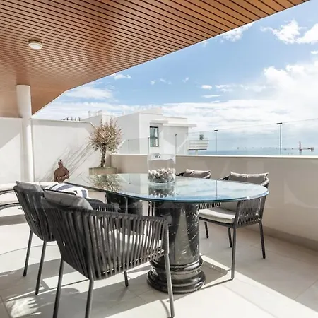 Апартаменты Seaside Escape With Views, Pool And Parking Rems *